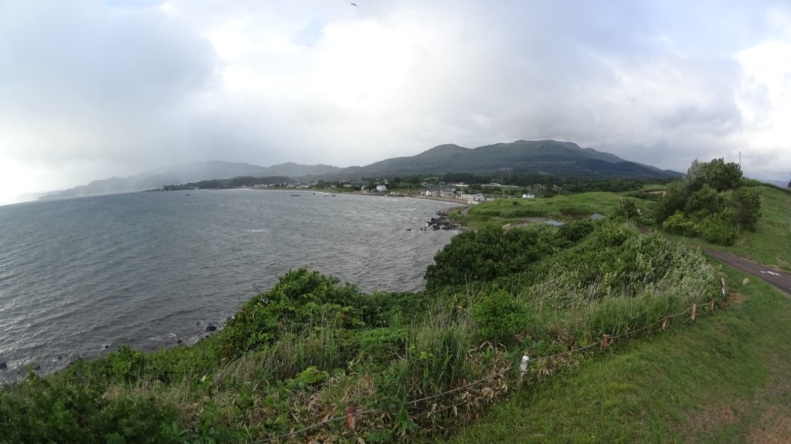 内浦湾に突き出すアルトリ岬キャンプ場