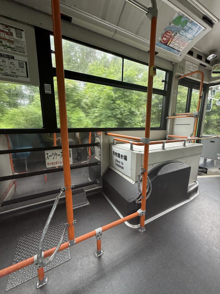 道南バス車内前方の荷物置き場(place to baggage)。スーツケースを置けるスペース