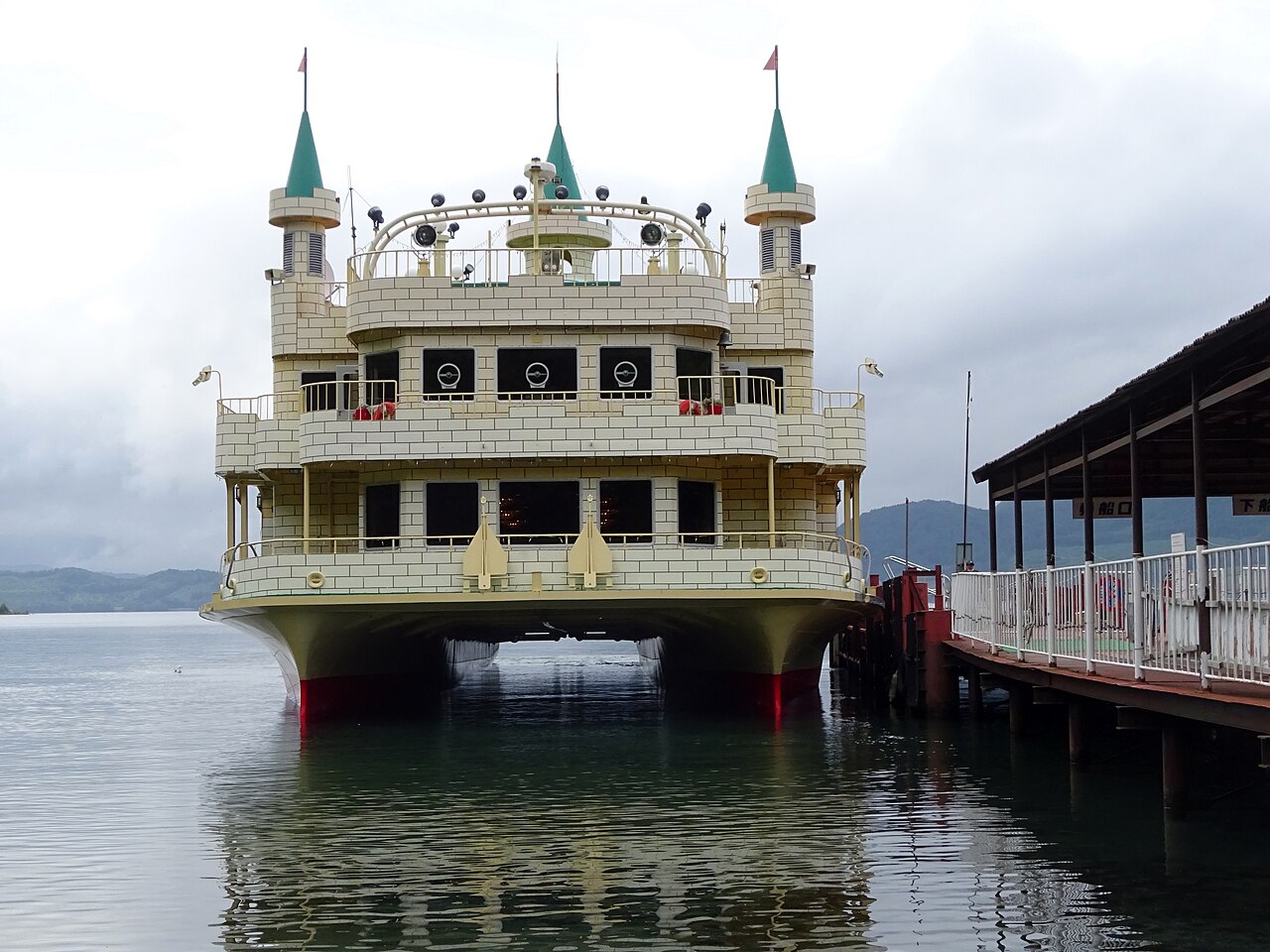 The Lake Toya sightseeing ship "Espoir"