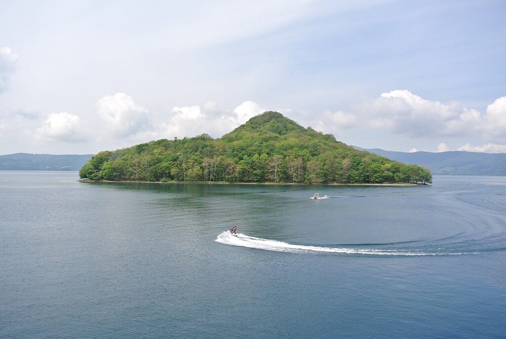 洞爺湖に浮かぶ中島