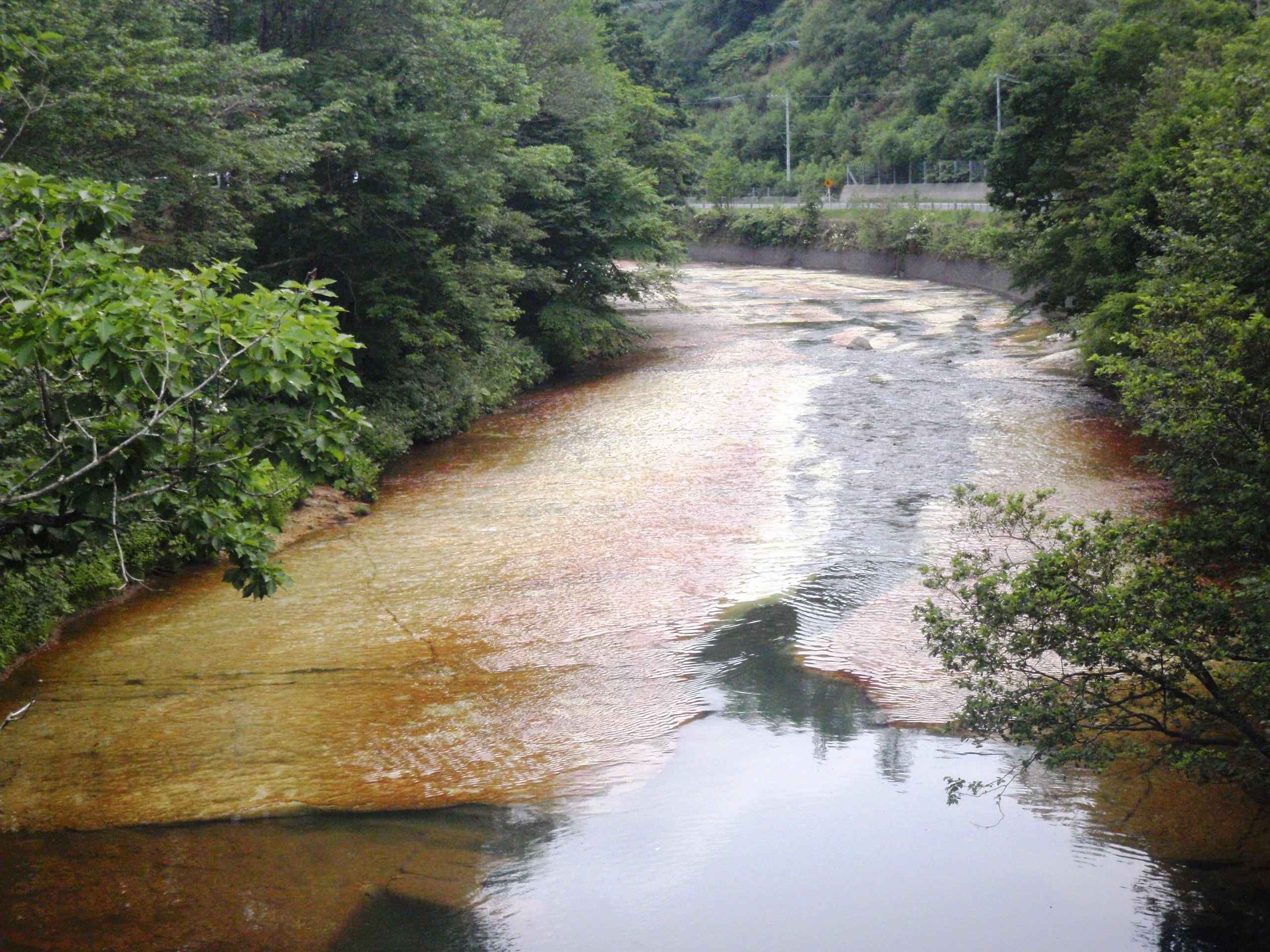 长流川岩床上滑落的白绢之床