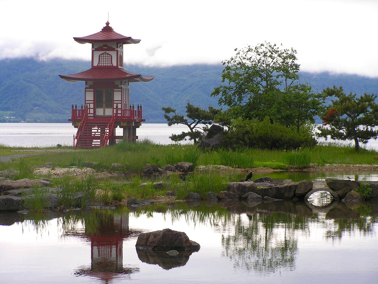 浮見堂公園の朱塗りのお堂と洞爺湖